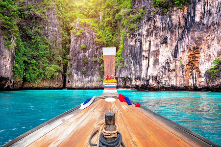 安达曼泰国克拉比PhiPhi岛Maya湾长船和蓝水天空尾巴图片