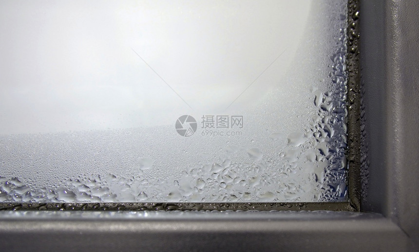 覆盖气候窗户内部隔热故障一个玻璃窗上面盖着凝结液滴子的玻璃窗板a玻璃杯上面盖着凝结液滴一种图片