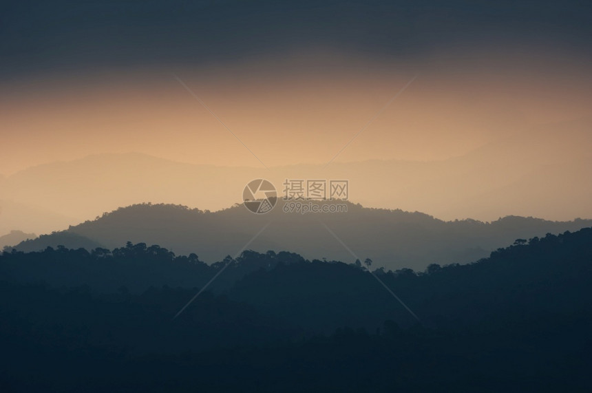 PhuLangka公园PhuLangka在Sunrise太阳升起时的风景浪卡岩石蓝色的图片