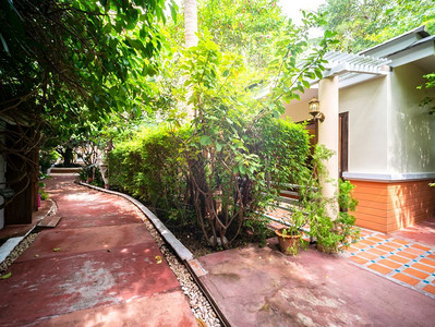 热带桌子家门口有花园的脚足道泰国度假村期图片