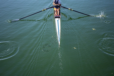 积极的一名女孩在水上乘船划海旅行图片