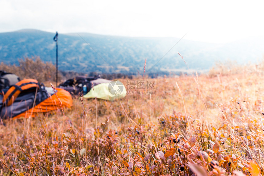 秋天草原上的两个旅游背包在山谷旅行上徒步在路上休息场景假期满的图片