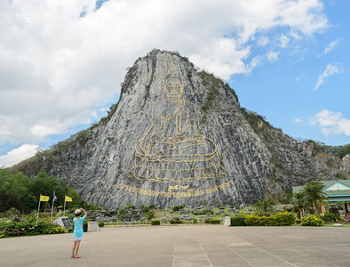 芭堤雅在泰国巴塔亚省高切昌悬崖上雕刻和涂有黄金的佛像激光陈图片