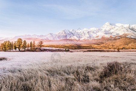 天空蓝色的景观山区峰雪日落的山脉上的风景面粉颜色秋天气图片