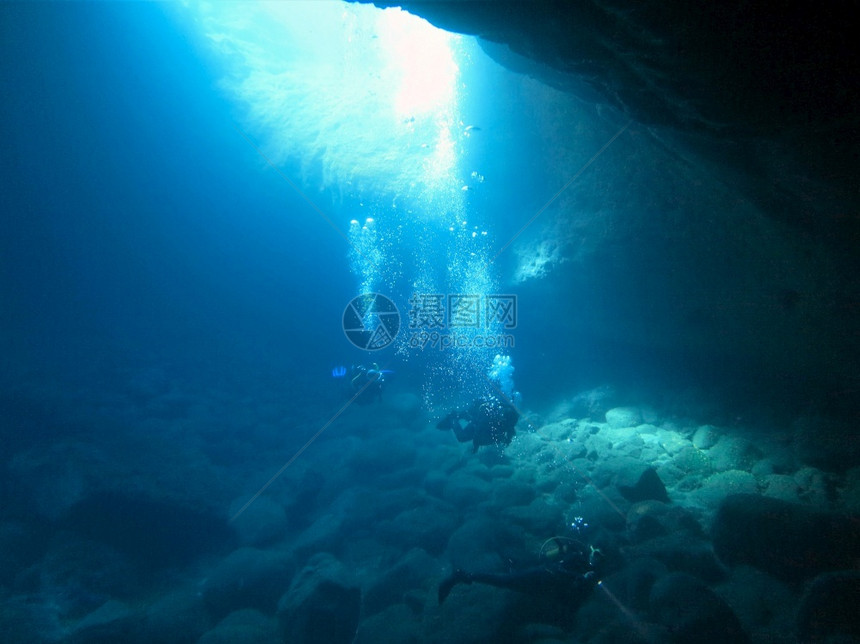 岩洞在神奇的光辉中潜水线海耶罗图片