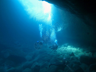 岩洞在神奇的光辉中潜水线海耶罗图片