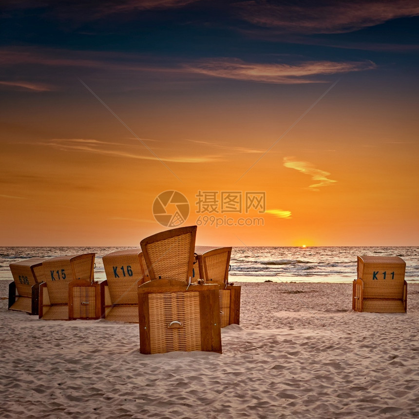 曾经日出时在乌泽多姆岛上的沙滩椅红色波罗海图片