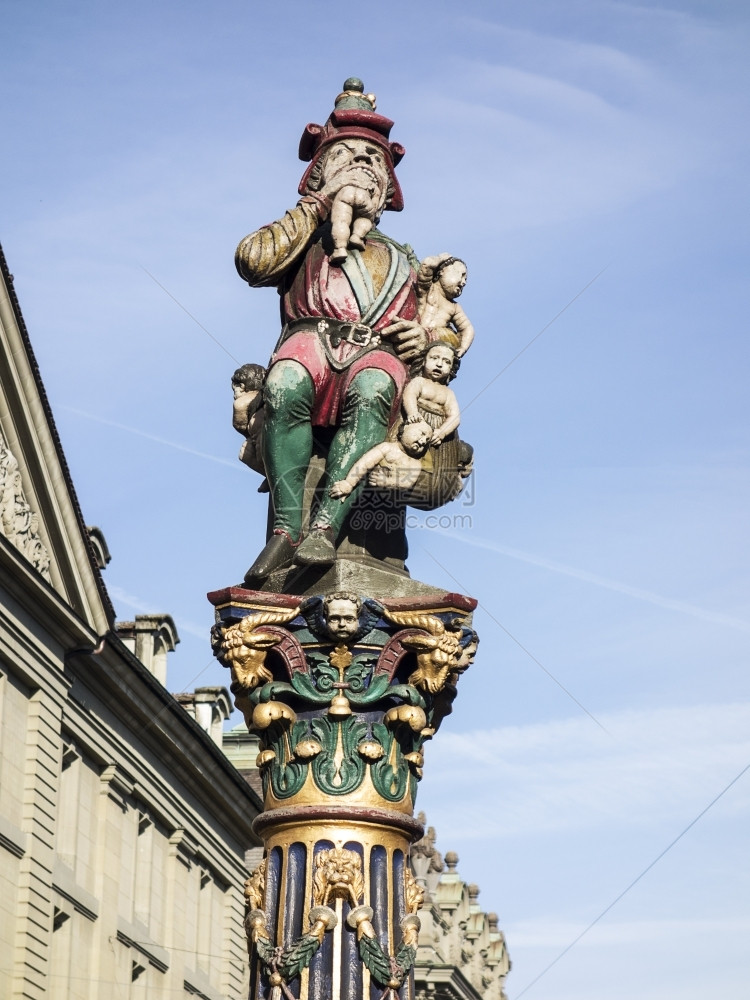 孩子们故意的更多瑞士伯尔尼Kindlifresserbrunnen喷泉雕塑描绘着一只坐的食人怪吞一个婴儿和袋更多孩子的154年H图片