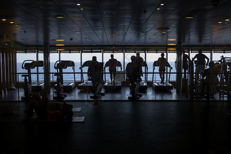 力量团队合作健身房在体育馆运动的人在一个游轮上锻炼以海背景的光影船图片