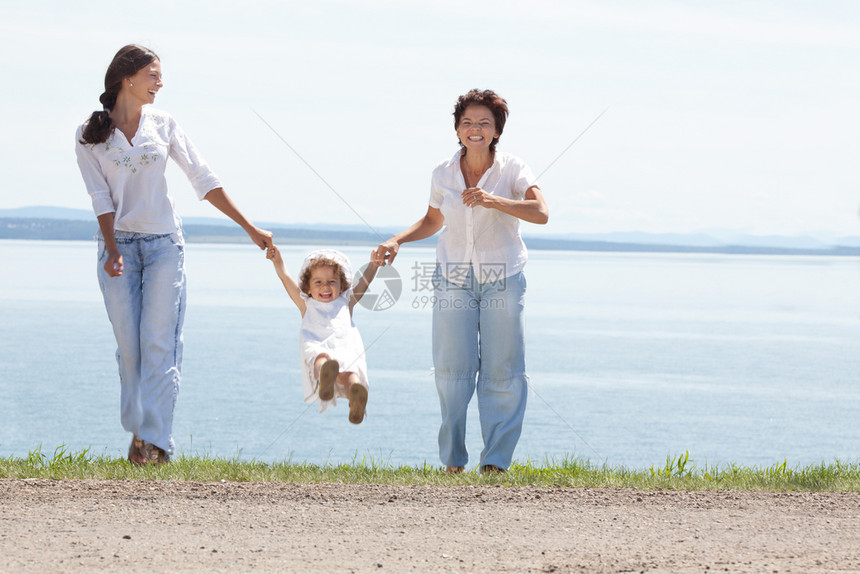 快乐的女孩白色欢乐微笑母亲和两个女儿在阳光夏日水景中一起玩弄喜悦的母亲和两个女儿图片