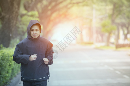 美丽的男人年轻早上运动在城市街道上跑步背景美丽光彩照亮活动图片
