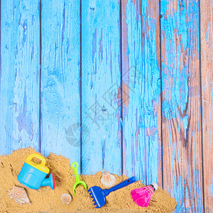 旅游木头配有沙和塑料玩具的木背景海滩报广告图片