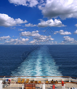 巡洋舰假期蓝色的游船在海洋上轨迹背景有云图片