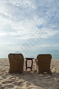 近海边的滩上椅子和桌在海滩上放松夏天支撑日落图片