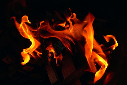 橙耀斑在壁炉里点燃烈火传统的图片
