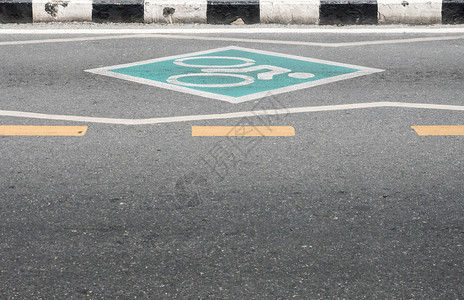 交通城区沥青街上的自行车道标牌健康锻炼图片
