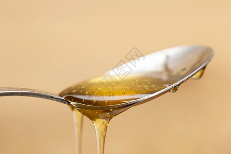 勺子里的蜂蜜图片