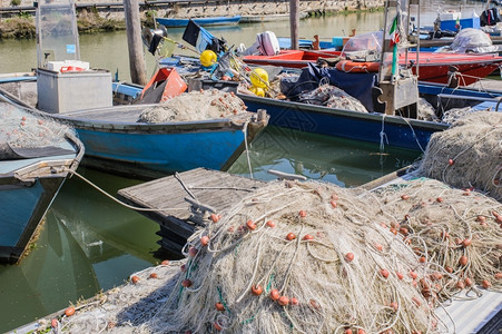 海浪码头上的渔网底是船的网浮标绳索图片