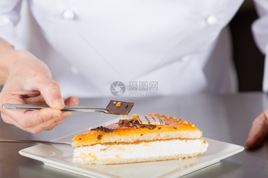 筹码装饰蛋糕和奶油的点厨师餐饮裙子图片