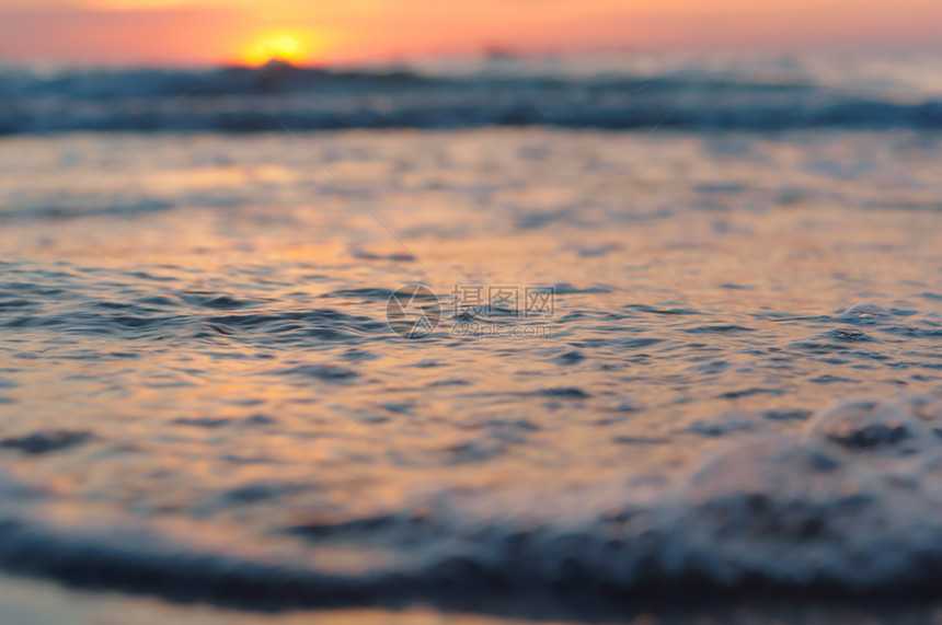 风景宁静波浪海上日落中的出上落图片