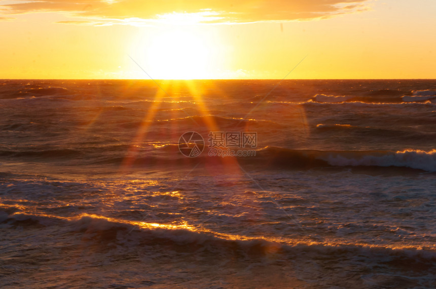 太阳海上日落浪中的出上落自然地平线图片