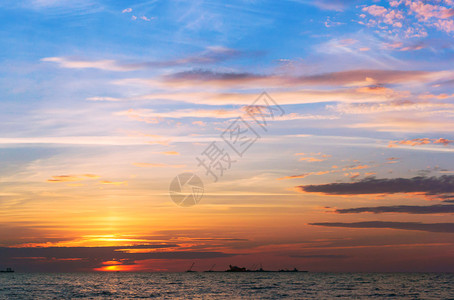 宁静海上日落浪中的出上落天空阳光图片