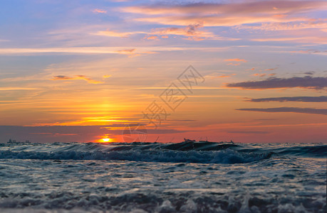 黎明橙海上日落浪中的出上落风景图片