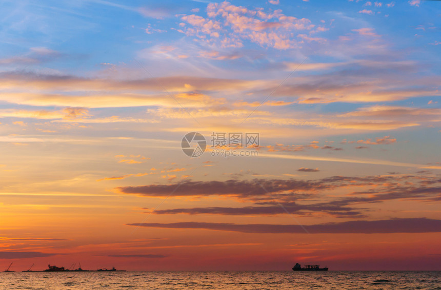 海岸上日落浪中的出上落太阳天堂图片