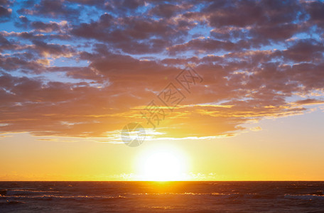 金的地平线假期海上日落浪中的出上落图片