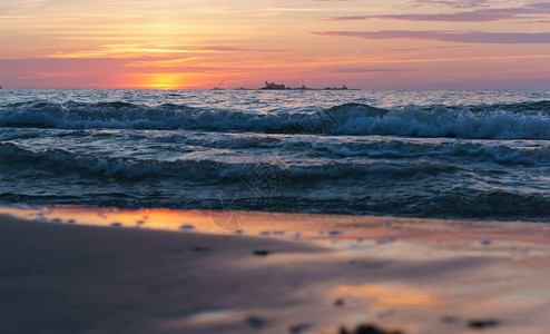海上日落浪中的出上落浪潮阳光海岸图片