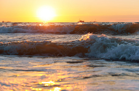 浪潮地平线海上日落浪中的出上落阳光图片