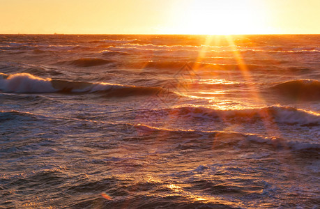 地平线海上日落浪中的出上落大西洋夏天图片