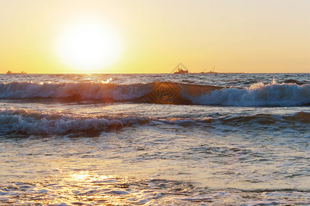 太阳海上日落浪中的出上落滩假期图片