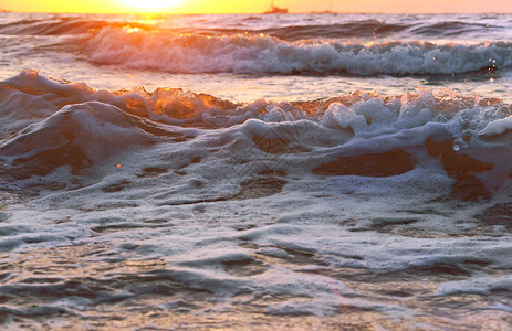 金子海上日落浪中的出上落夏天风景图片