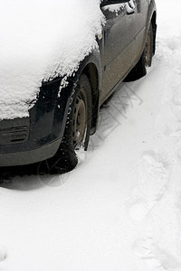 雪覆盖的汽车图片