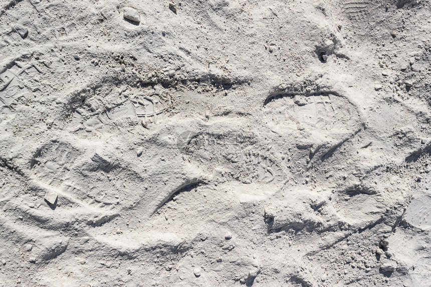 干燥白沙或尘土上的足迹人类在月球土壤或沙漠上的足迹污垢打印图片