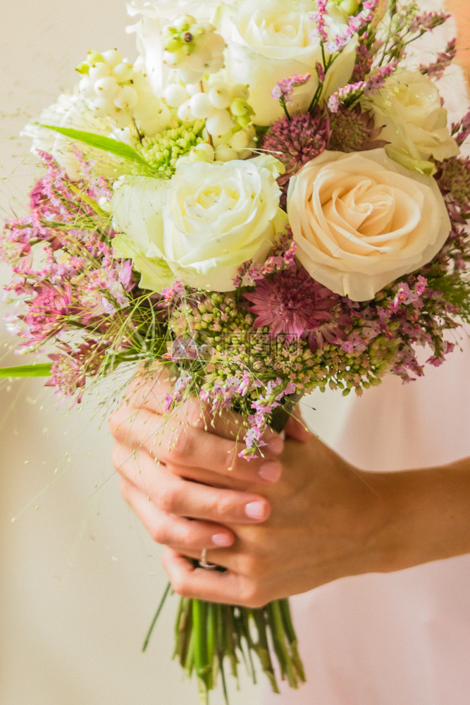 婚礼新娘手中的花束图片