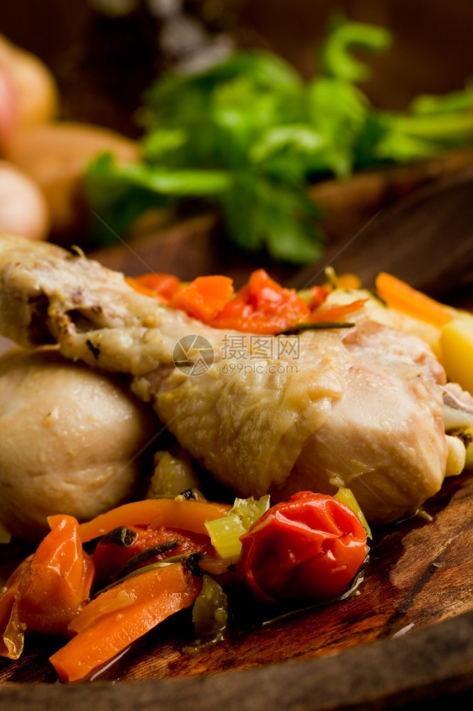 美味的炖鸡和蔬菜在生锈木制板内土豆质朴的乡村图片