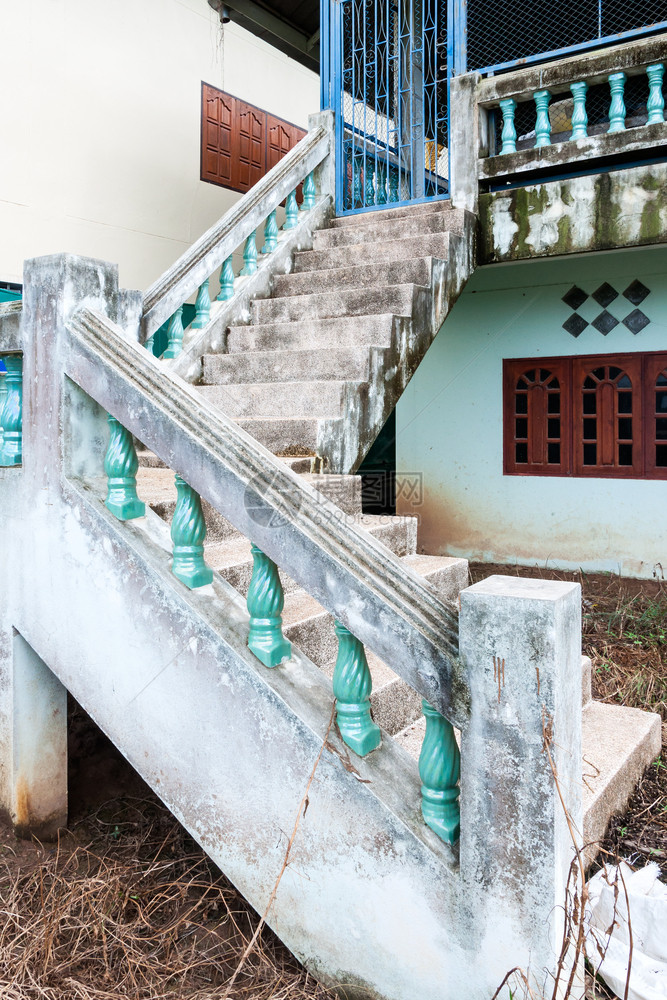 栏杆泰国寺庙在农村的旧楼梯墙居住地图片
