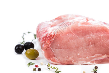 胸部猪肉广告横幅或印刷品在白背景的上从边吃生肉烹饪图片