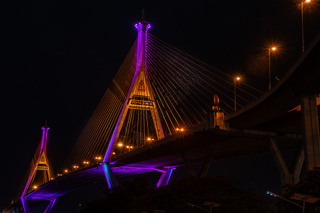 首都曼谷2019年布密尔大桥又称工业环的暮光场景也称为工业环桥是13公里外的一部分跨越恰佛拉亚河两度的桥电缆背景图片
