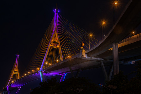 工业的灯光美丽2019年布密尔大桥又称工业环的暮光场景也称为工业环桥是13公里外的一部分跨越恰佛拉亚河两度的桥背景图片