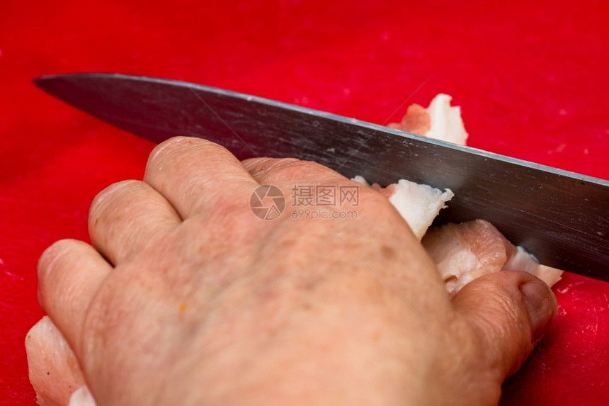 刀健康屠夫切小块肥猪肉蛋白质图片