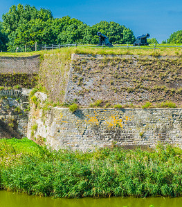 花园公全景巨大的旧石块防御墙加大图片