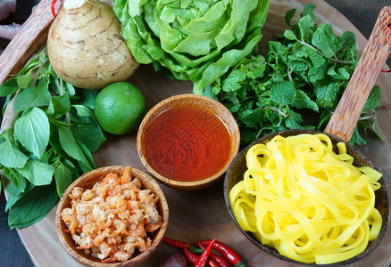 木薯面条吃炒猪肉沙拉蔬菜辣椒柠檬黄面干虾光等原料和饲是越南著名食品非常美味背景图片