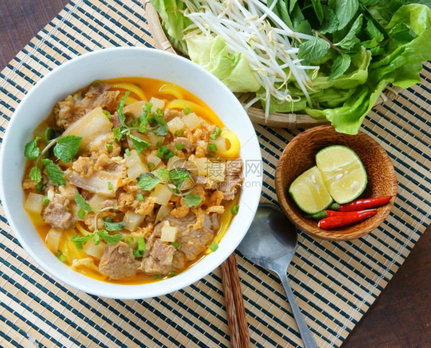 炒猪肉沙拉蔬菜辣椒柠檬黄面干虾光等原料和饲是越南著名食品非常美味广食物大叻图片