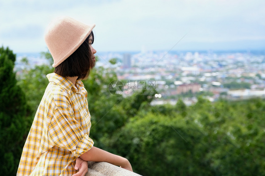 花园在城市和户外自然观视背景春季旅行暑假概念本Z的年轻幼女童旅行者站立在城市和户外自然观视背景暑假概念冒险泰国图片