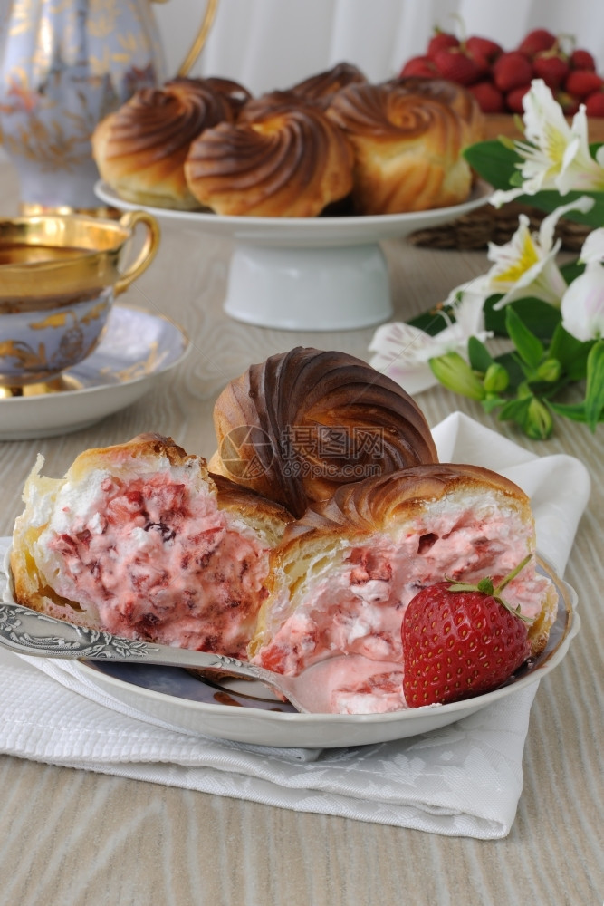 组织糕点早午餐奶油馅和新鲜草莓片的泡芙图片
