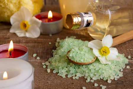芳香疗法浴盐蜡烛和花朵照在水面上身体美貌和护理概念桌子盐类图片