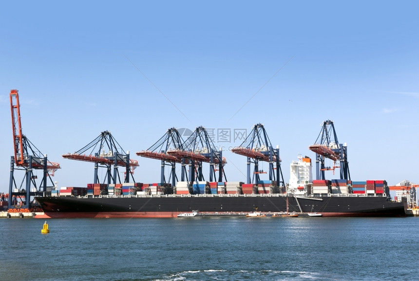 后勤集装箱船舶在工业港口卸货的集装箱船停泊加载图片